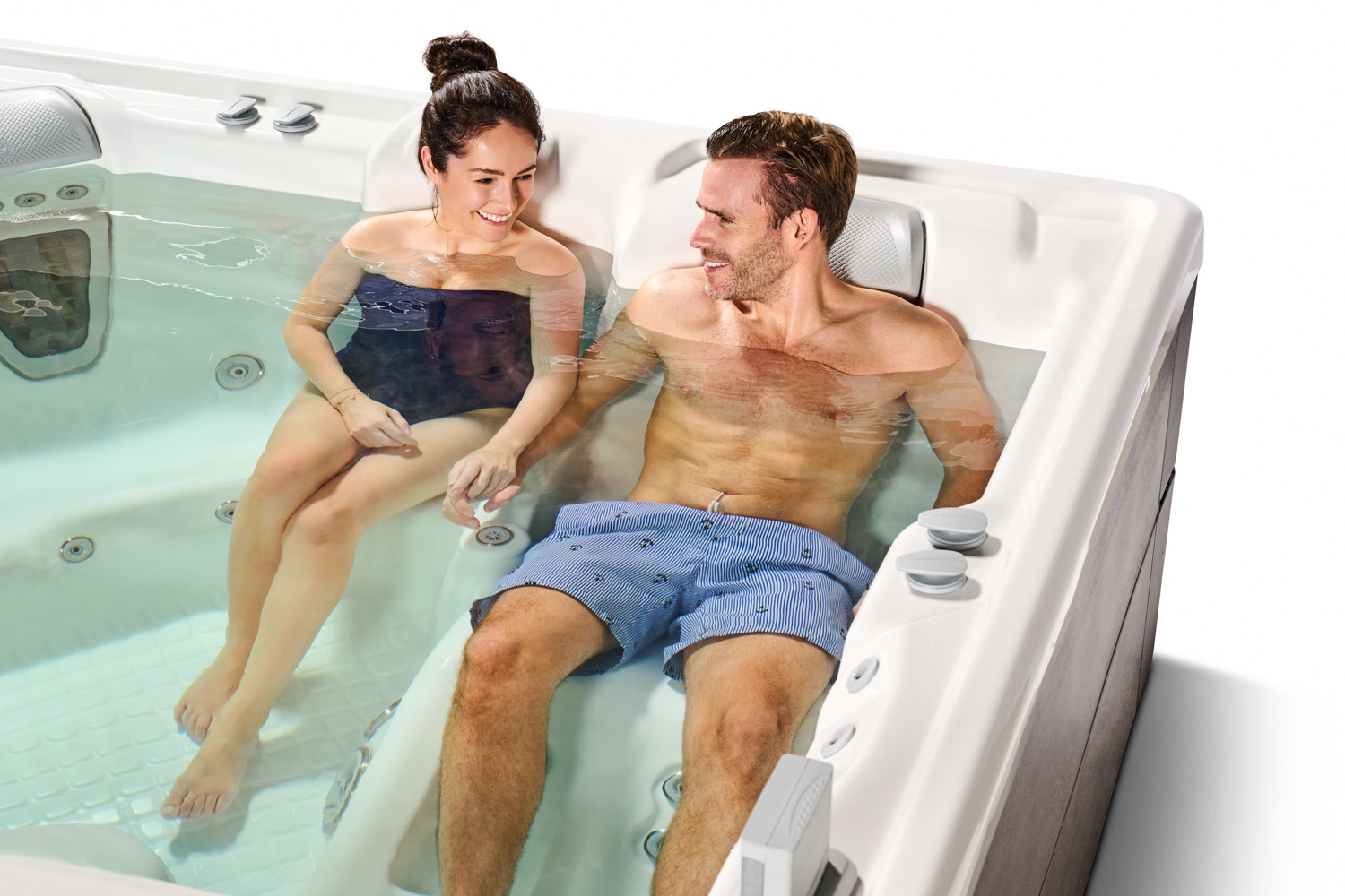 The Complete Guide to Saltwater vs. Chlorine Hot Tubs